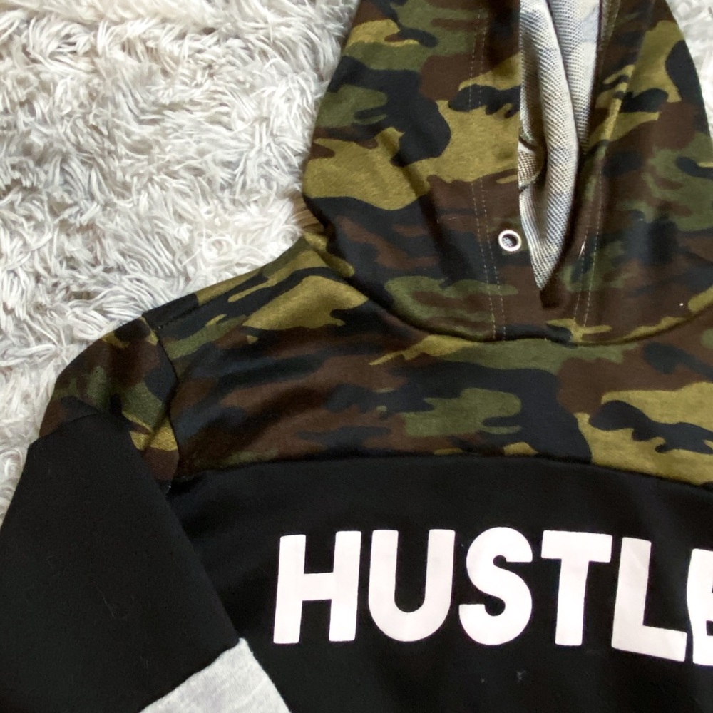 SWEATSHIRT.